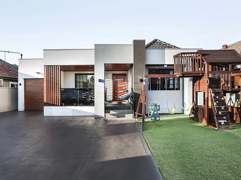 Newly renovated family home with brand new granny flat in the rear