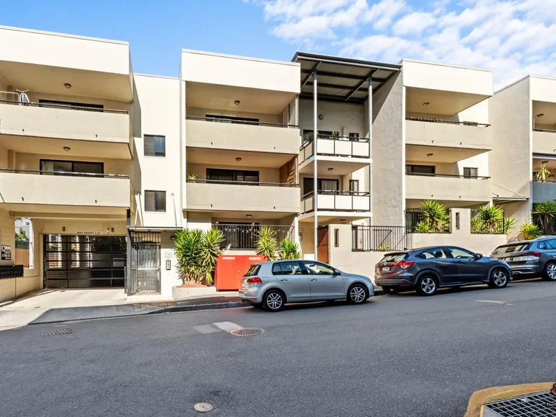 Open Plan Apartment in a Prime Location!