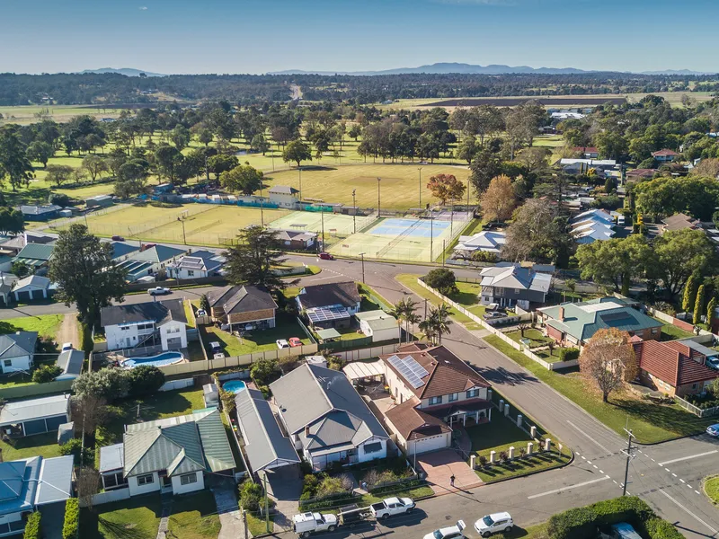 PREFERRED TOWN LOCATION NEAR TENNIS COURTS & GOLF CLUB