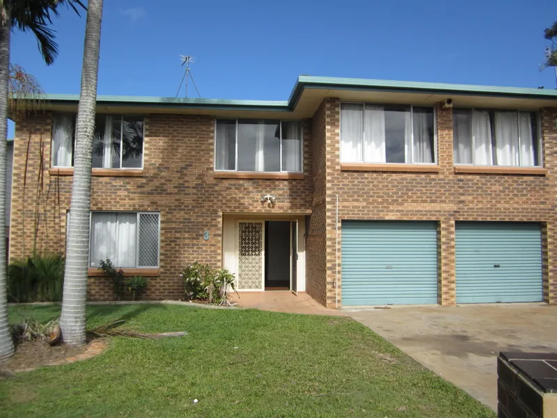 LARGE 4 BEDROOM HOME IN QUIET STREET