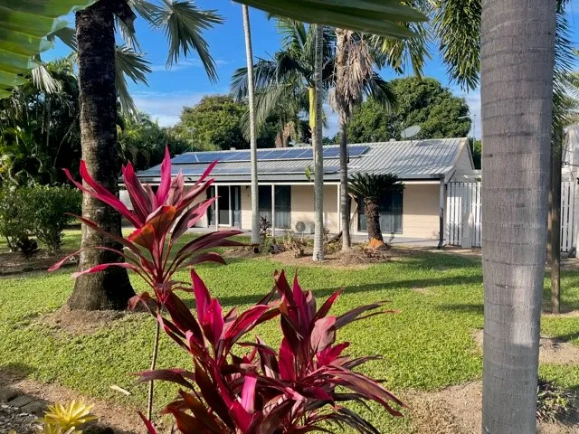 Immaculate Acreage Home - Garden Maintenance - Pool - Solar
