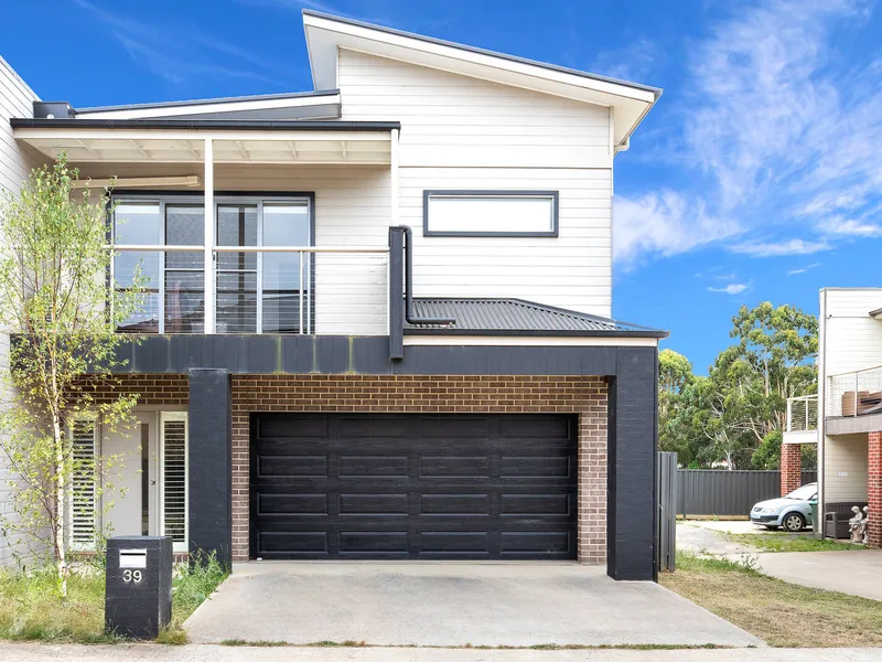 Executive Townhouse Close to Midvale Shopping Centre