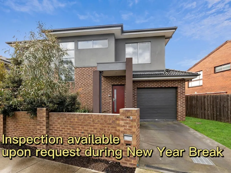 MODERN FIVE-BEDROOM TOWNHOUSE CLOSE TO CLAYTON PLAZA