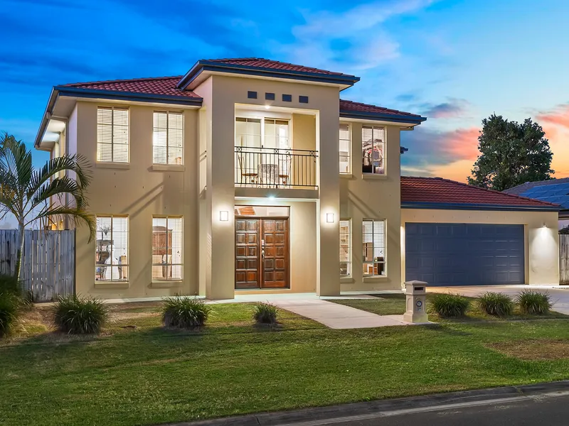 CENTRALLY LOCATED FAMILY HOME - IMMACULATE PRESENTATION - MULTIPLE LIVING AREAS - 740m2 LEVEL BLOCK OF LAND