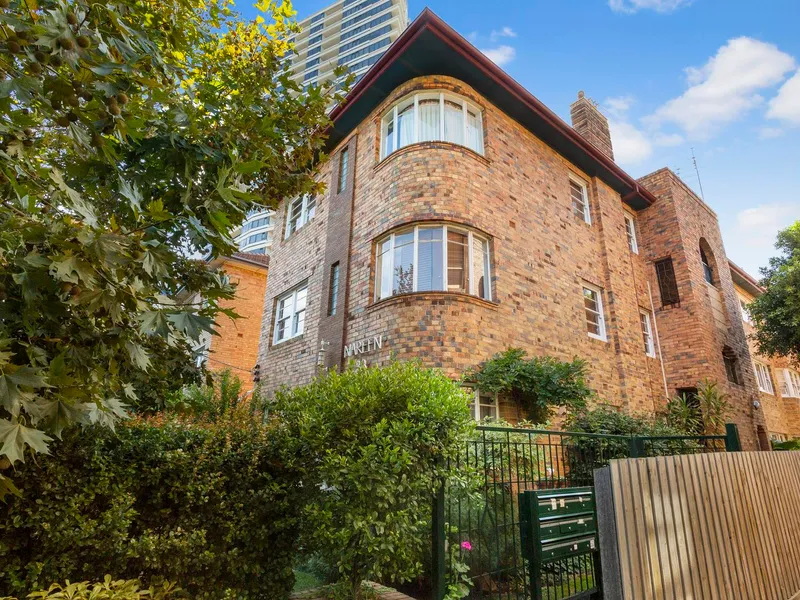 First Floor Art Deco St Kilda Apartment with Bountiful Potential