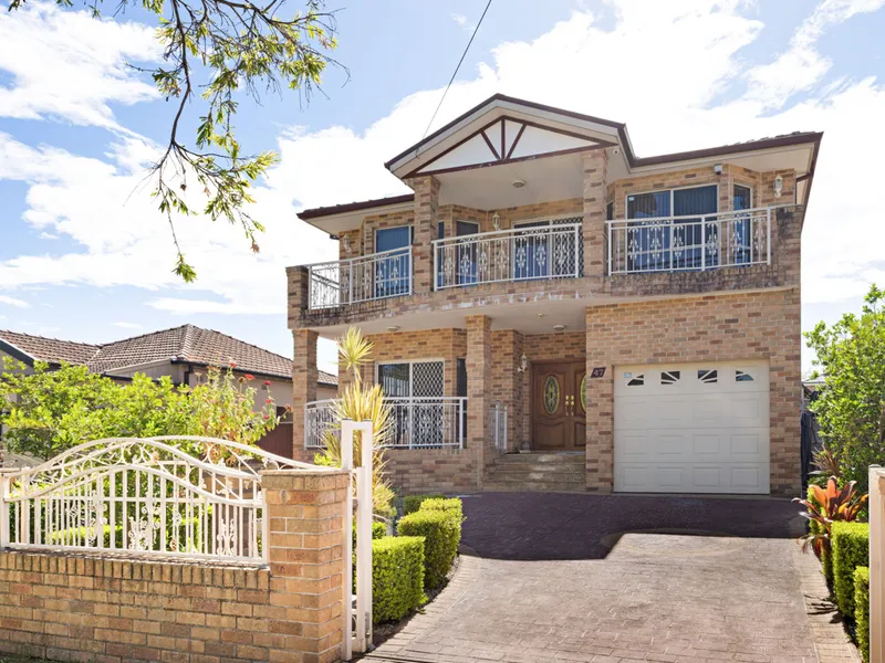 Stunning Luxury Home with Granny Flat in a Perfect Location!