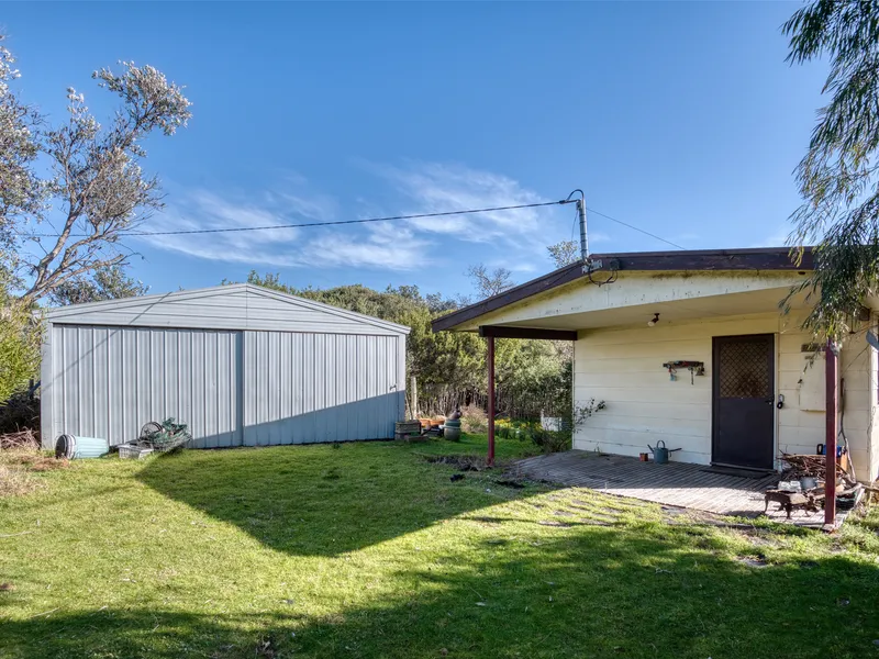 Renovator's Dream in Prime Venus Bay Location!