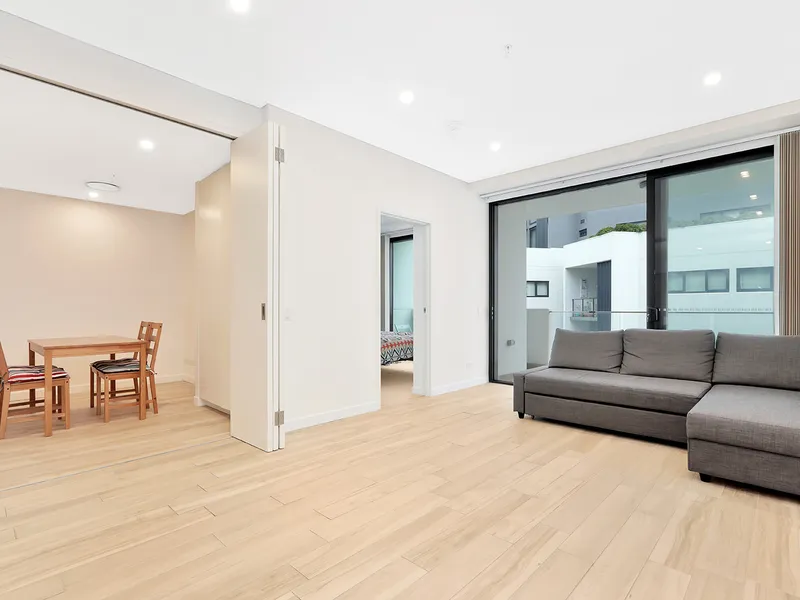 SPACIOUS MODERN ONE BEDROOM APARTMENT WITH HUGE STUDY