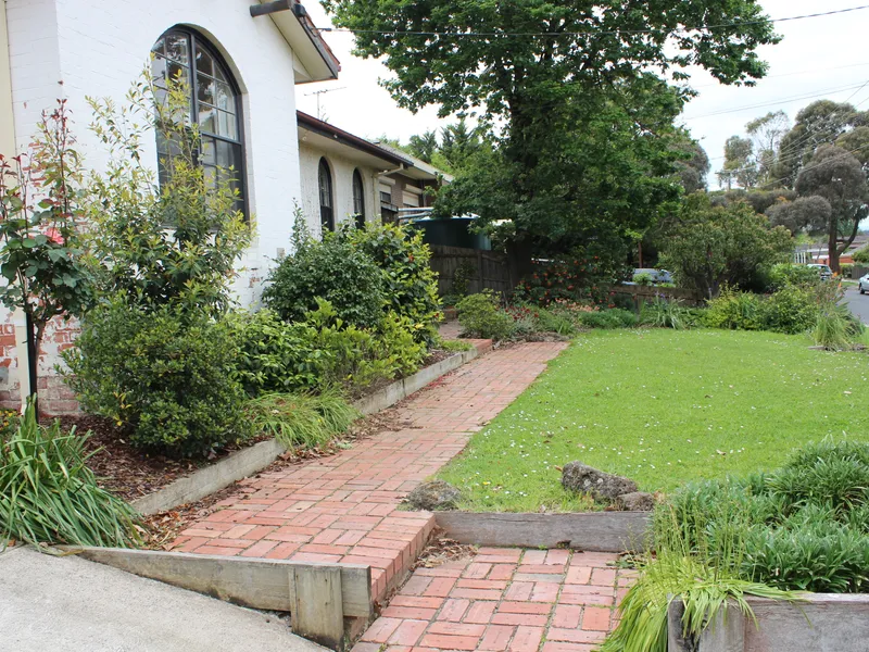 2 Living Areas & Stroll to Station!