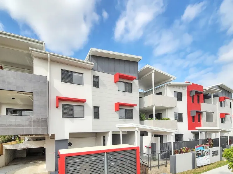 NEAR NEW LUXURY APARTMENT MUST INSPECT!!