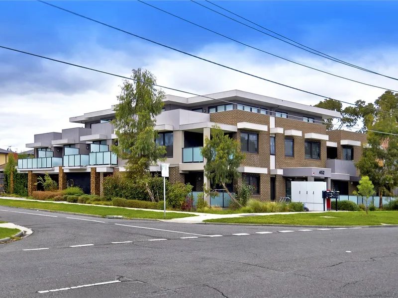 GROUND FLOOR APARTMENT LIKE NO OTHER!