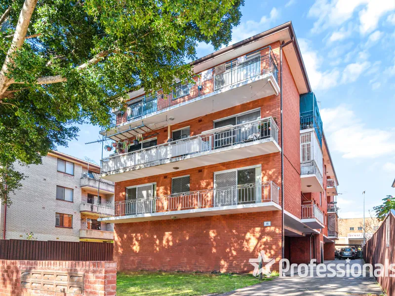 Immaculate 2-bedroom Unit on the desirable Frist floor with a street-facing position.