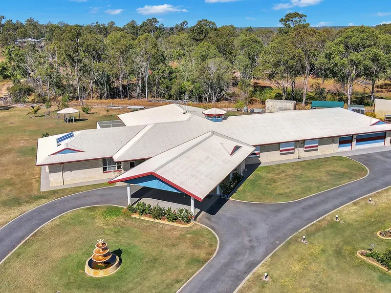 ENORMOUS 728m2 HOME on 7.5 ACRES + Plenty of SHEDS