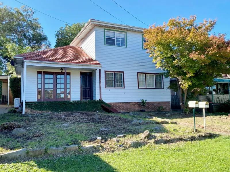 Five Bedroom House With Separate entry for upstairs two bedroom, kitchen and bathroom. 