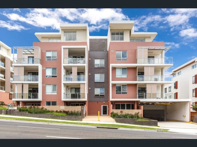 “Quiet Super Large Split Level Sub-penthouse”