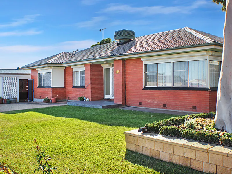 Outdoor pool and space for your caravan and boat!