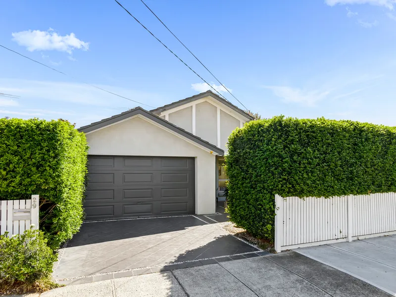 Single level living at its best. The finest that Elsternwick has to offer