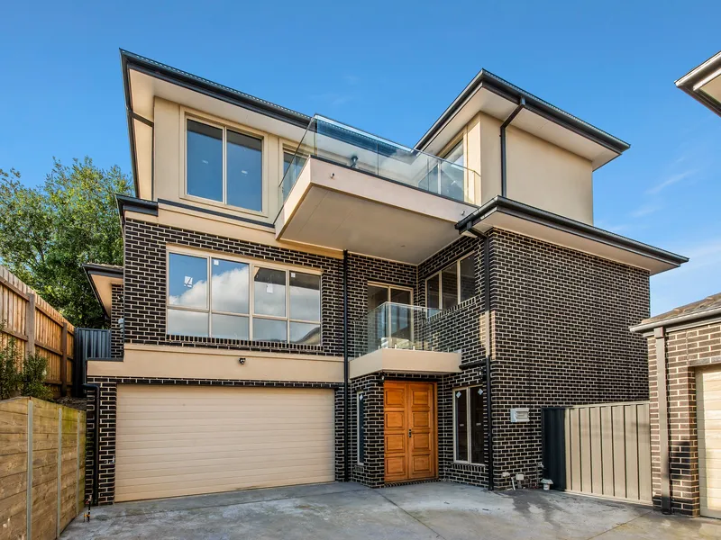 Brand New Townhouse Combing Luxury, Contemporary and Low Maintenance Living