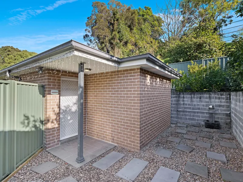 Prime Location, Near-New Granny Flat with Gas Cooking