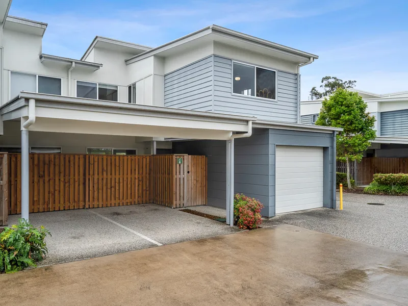 This spacious three bedroom townhouse is in an enviable Buderim location close to everything: shops, schools, university, medical facilities, access t