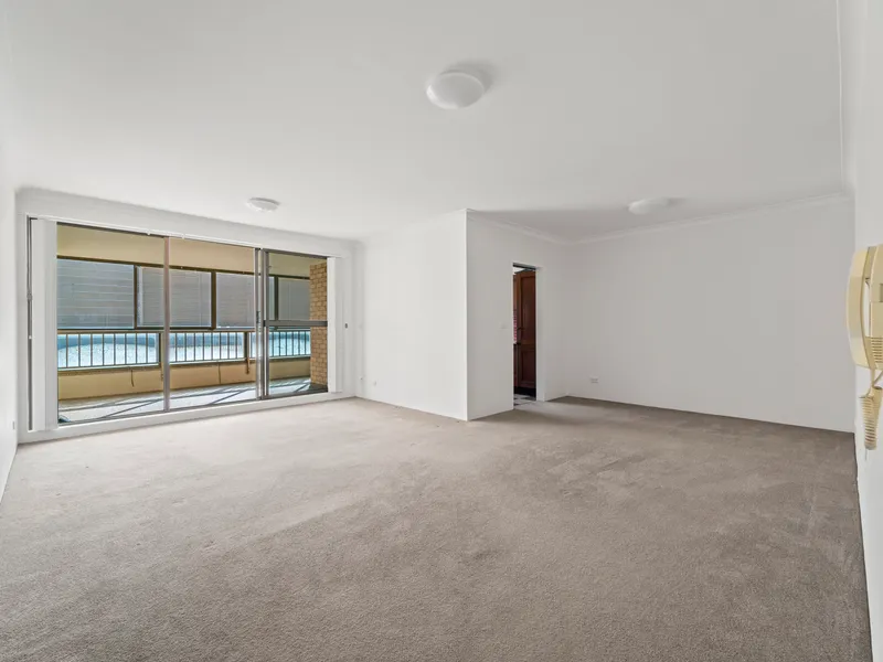 SUPER-SIZED APARTMENT!
