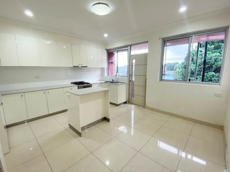 Spacious 4 bedroom unit above a shop