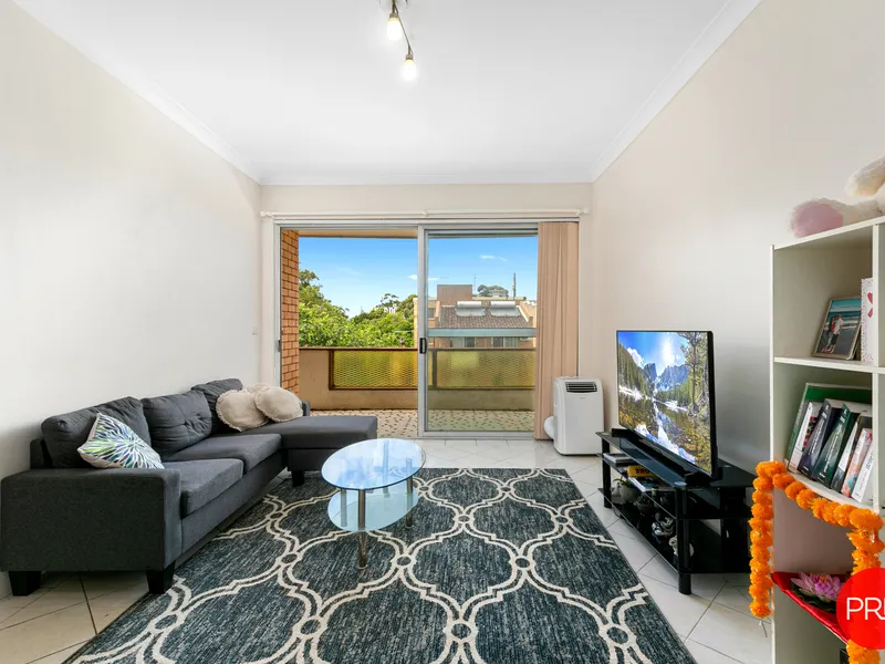 Walk To Carlton Shops & Train Station!!!