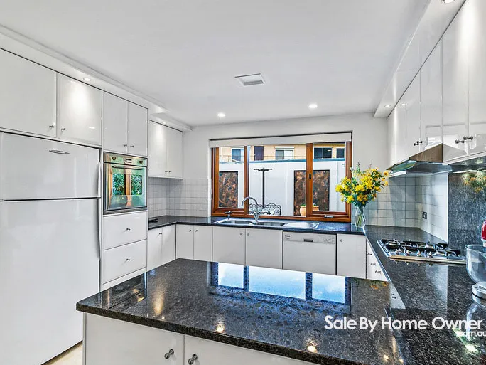 BEAUTIFULLY PRESENTED  EXECUTIVE TOWNHOUSE AND SPACIOUS GARDEN