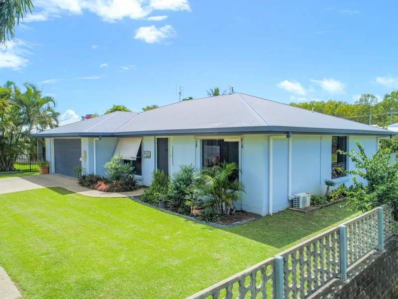 WALK TO BEACH & GOLF - EASY LIVING HERE