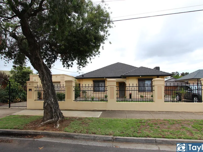 BEAUTIFUL & IMMACULATE HOME WITH FEATURES GALORE!