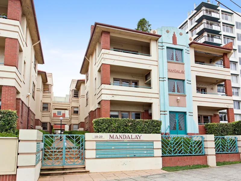 BEACHSIDE LIVING AT YOUR FINGERTIPS !