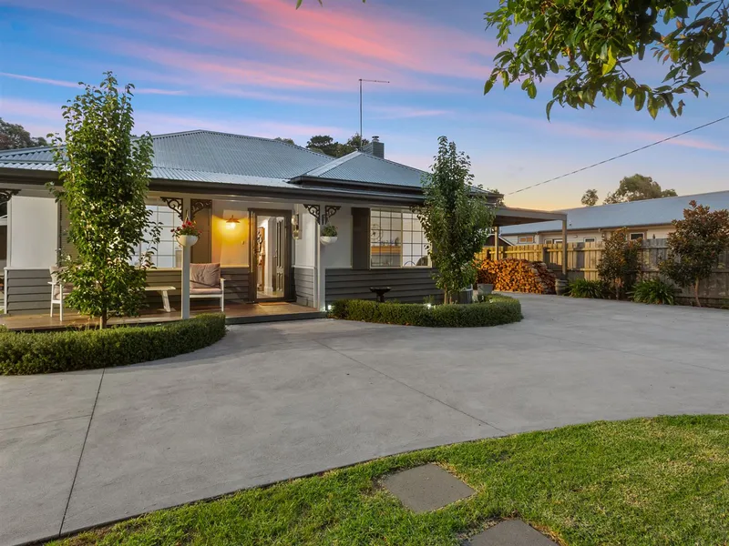 Charming cottage with modern features!