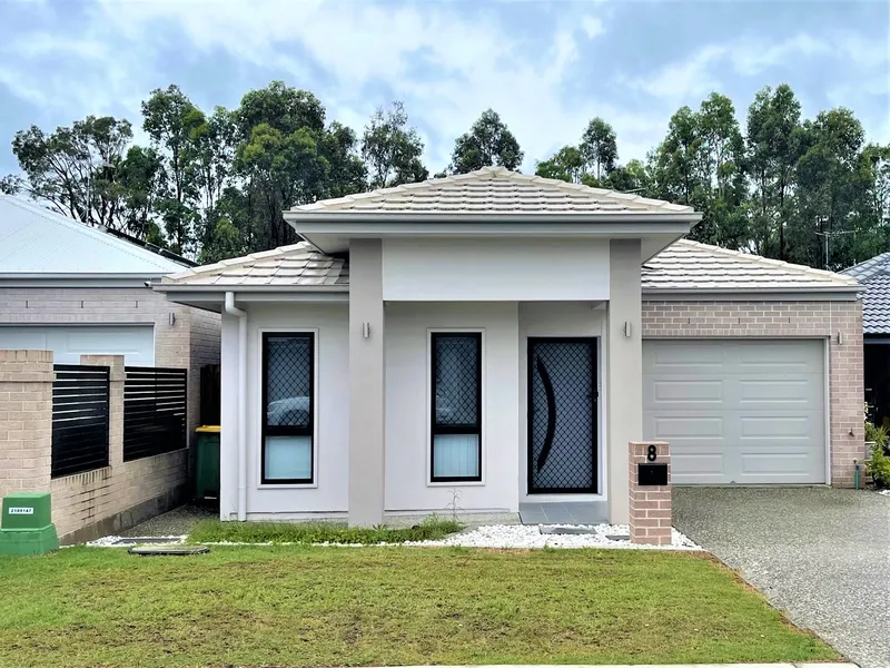 BEAUTIFULLY BUILT HOME FULL OF EXTRA FEATURES - HIGH CEILINGS, DUCTED AIR COND, OFFICE AREA, WALK TO WOOLLIES