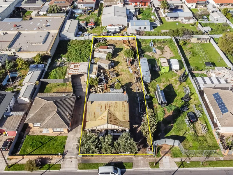 Bungalow on a massive allotment of approximately 1118m2! Property to be sold 