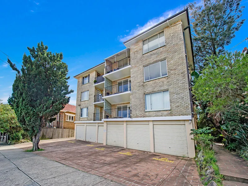 SPACIOUS, 2 BEDROOM SECURITY APARTMENT IN FANTASTIC LOCATION !