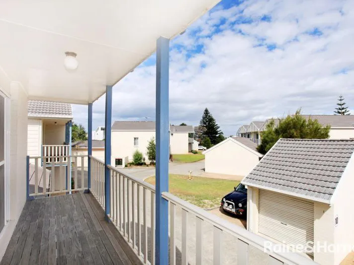 Three bedroom townhouse close to Birubi beach