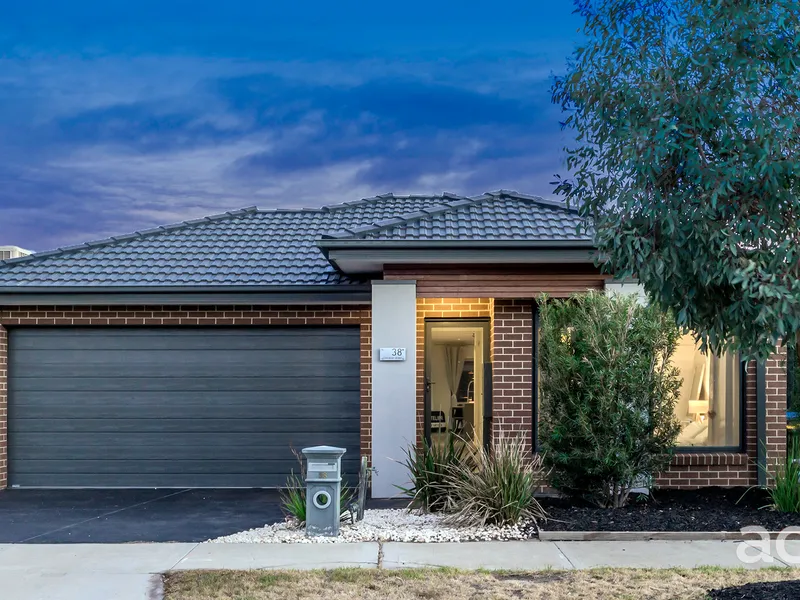 LIGHT-FILLED AND LUXURIOUS LOW-MAINTENANCE LIVING!