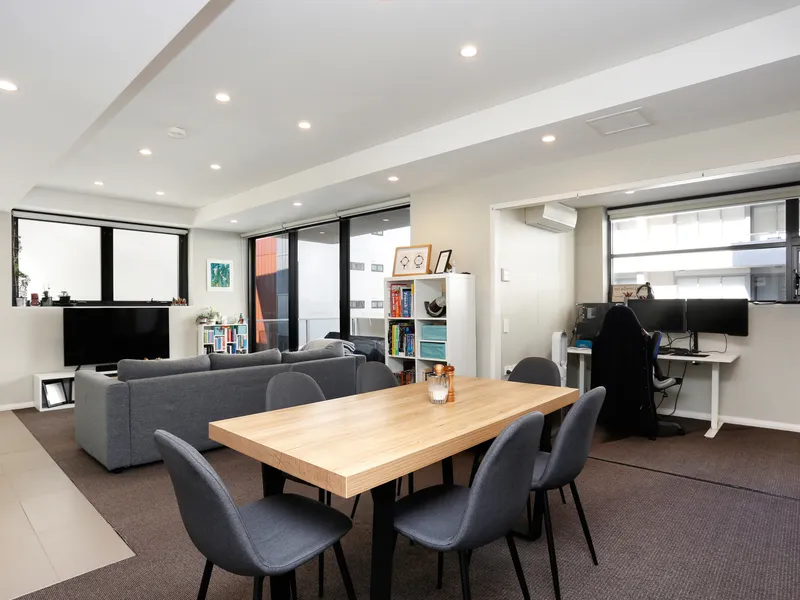 Spacious One Bed Apartment with Study