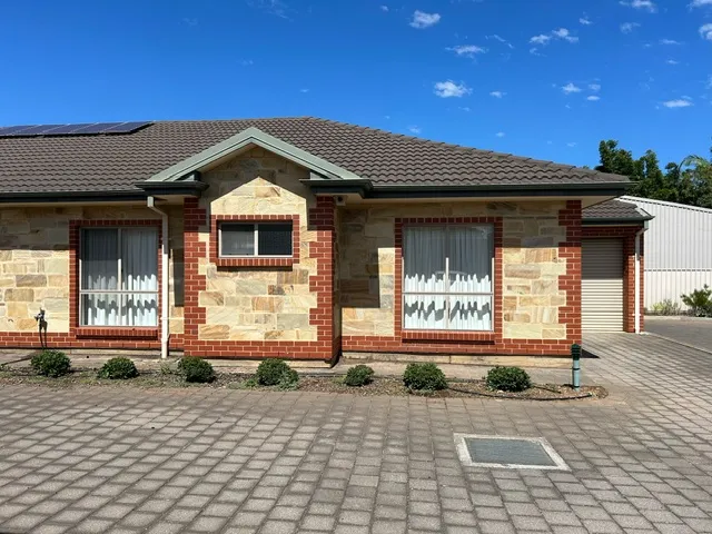 Delightful Villa (incl fridge) set in quiet court location