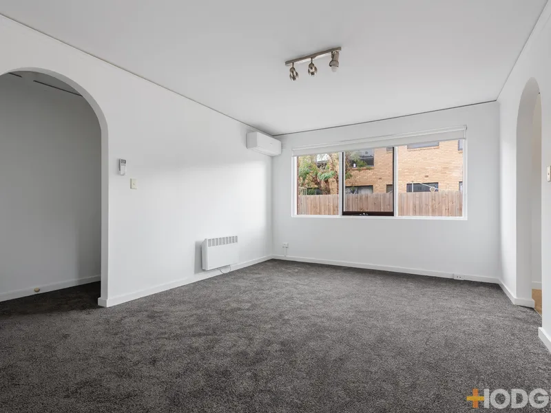 Please contact Molly Rogerson to arrange an inspection; sandringhampm2@hodges.com.au or 9598 1111