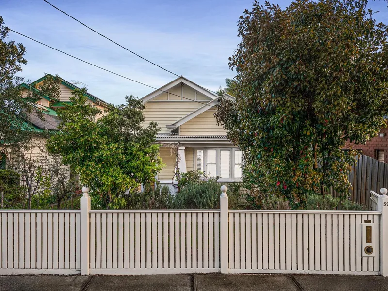 Stylish & sunlit family Californian sanctuary in gold star Northcote locale!
