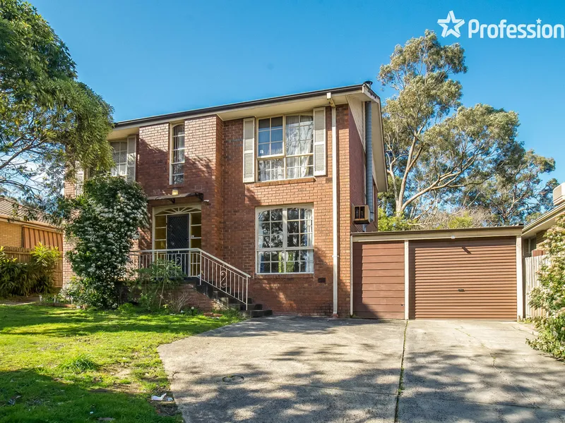 LARGE FAMILY LIVING! FRESHLY PAINTED