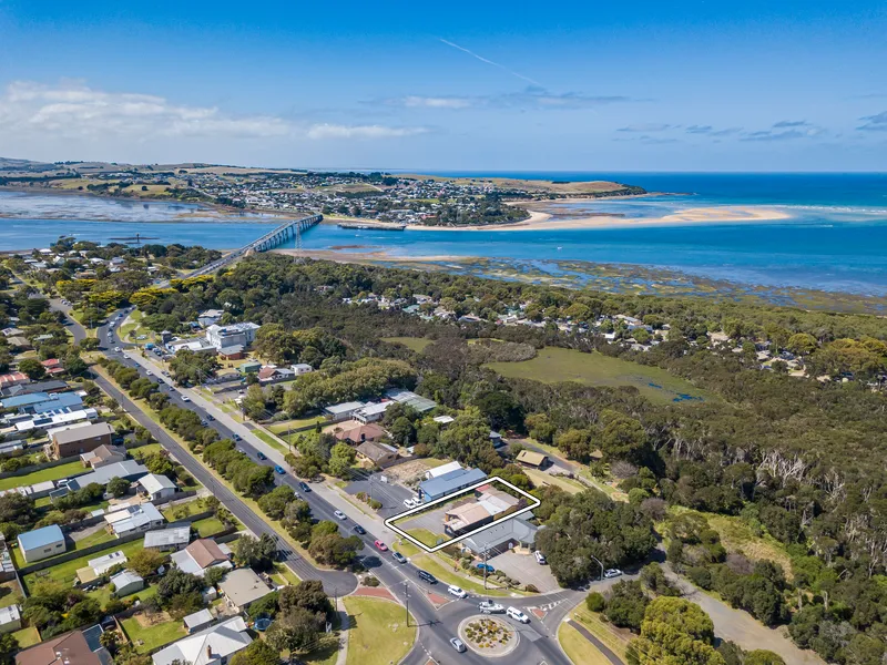 PRIME MIXED COMMERCIAL/RESIDENTIAL ZONE OPPORTUNITY IN HIGH PROFILE PHILLIP ISLAND LOCATION!