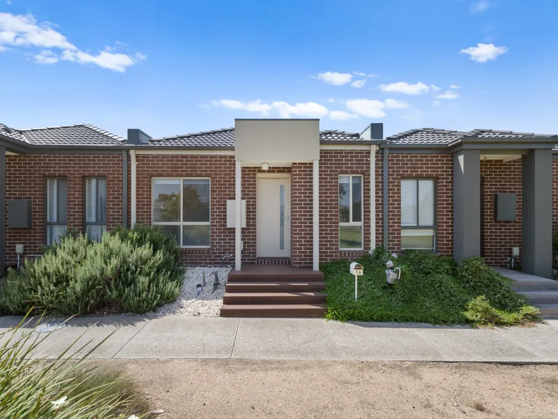 Easy-care living close to schools, parks and shops