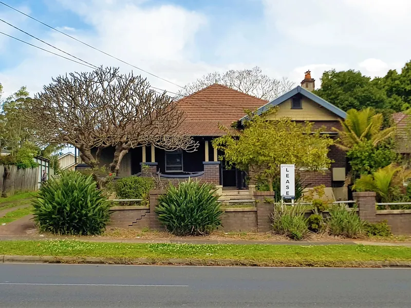 Perfect spacious house with a huge backyard for the family to enjoy!