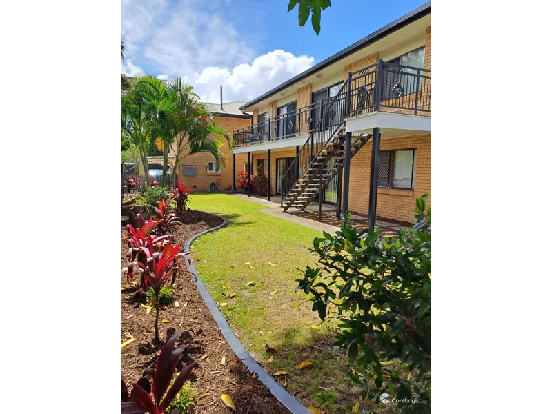 Two Bedroom Unit Near The Broadwater!