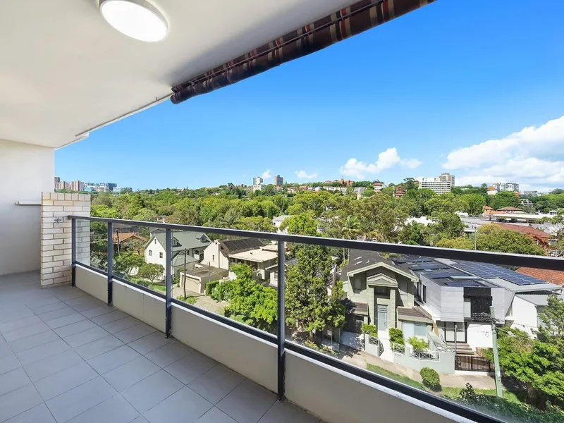 Bright oversized apartment close to Double Bay