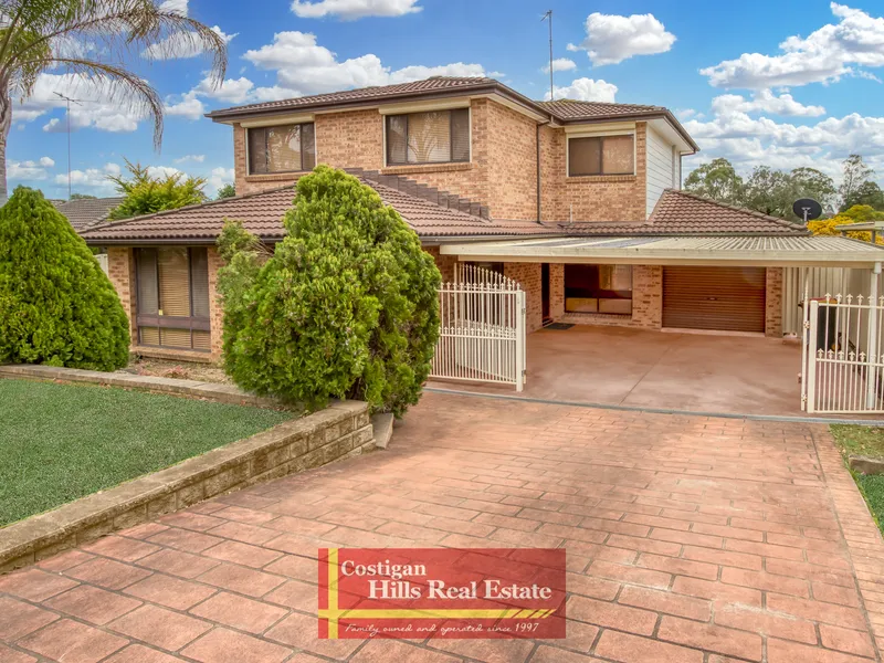 Centrally located grand house. Excellent entertainer.