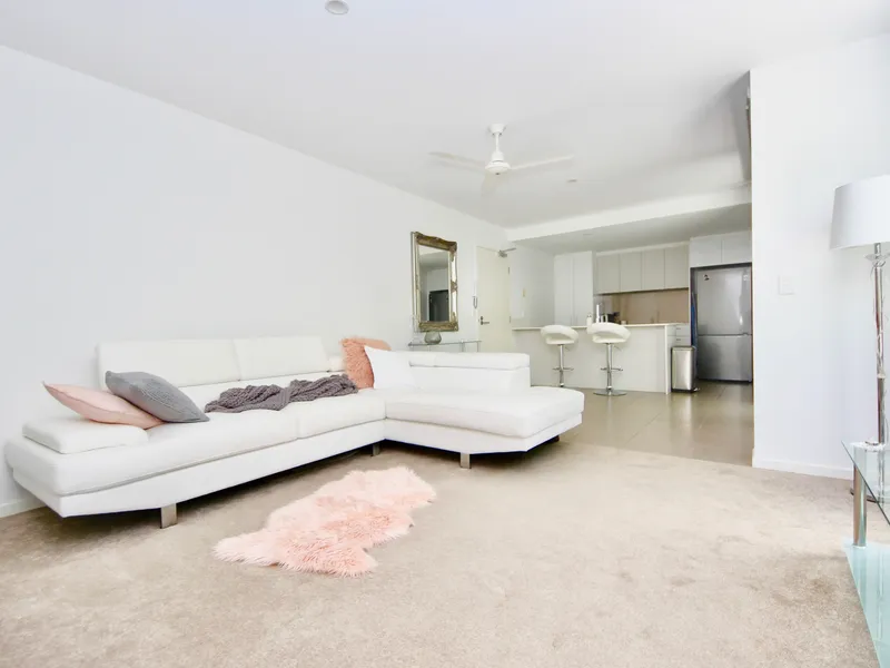 GROUND FLOOR - CENTRAL LOCATION - STORAGE CAGE INCLUDED