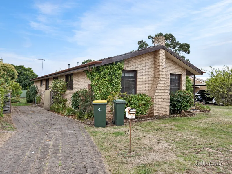 Big family living in quiet court location!